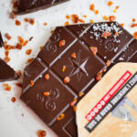 Tablette de chocolat noir, caramel et fleur de sel ouverte