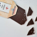 Tablette de chocolat noir et fleur de sel ouverte