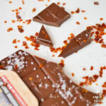 Tablette de chocolat au lait, caramel et fleur de sel ouverte