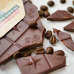Tablette de chocolat au lait et café ouverte